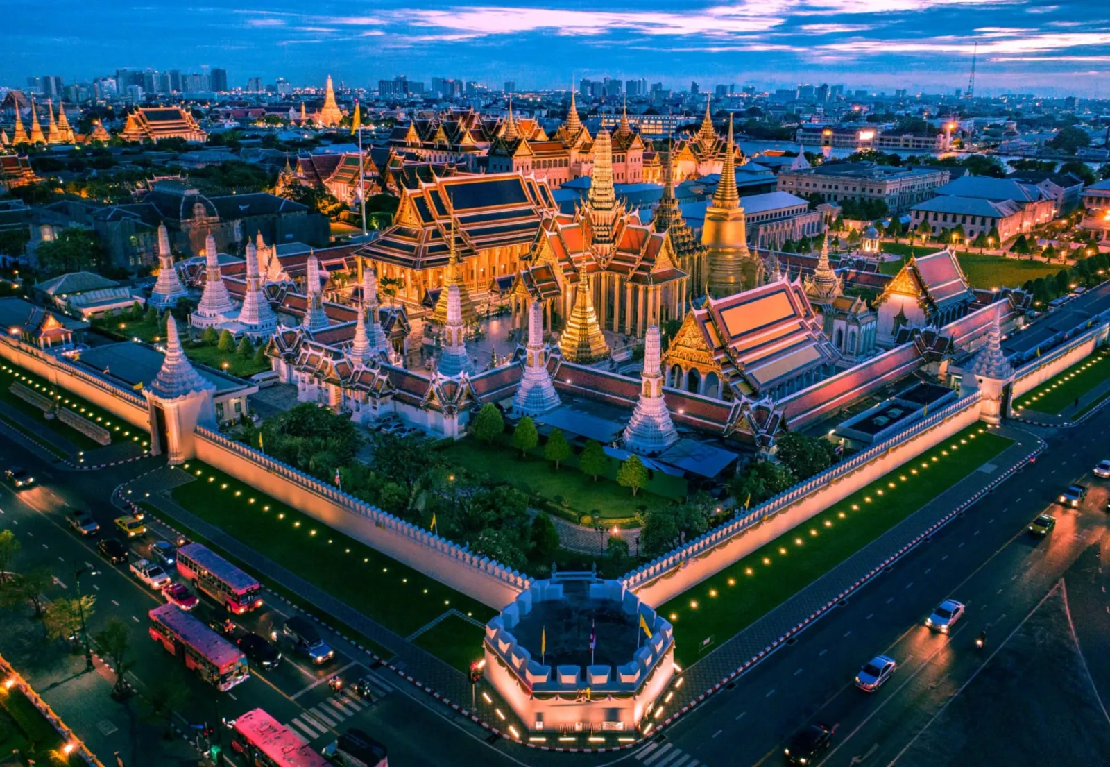 1. วัดพระศรีรัตนศาสดาราม และพระบรมมหาราชวัง (Temple of the Emerald Buddha and the Grand Palace) - ถนนหน้าพระลาน เขตพระนคร