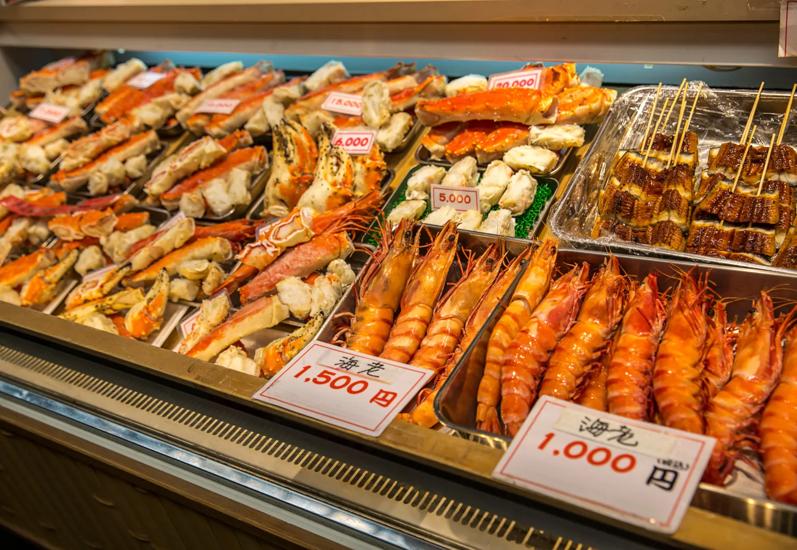 3. ตลาดคุโรมง อิจิบะ (Kuromon Ichiba Market)