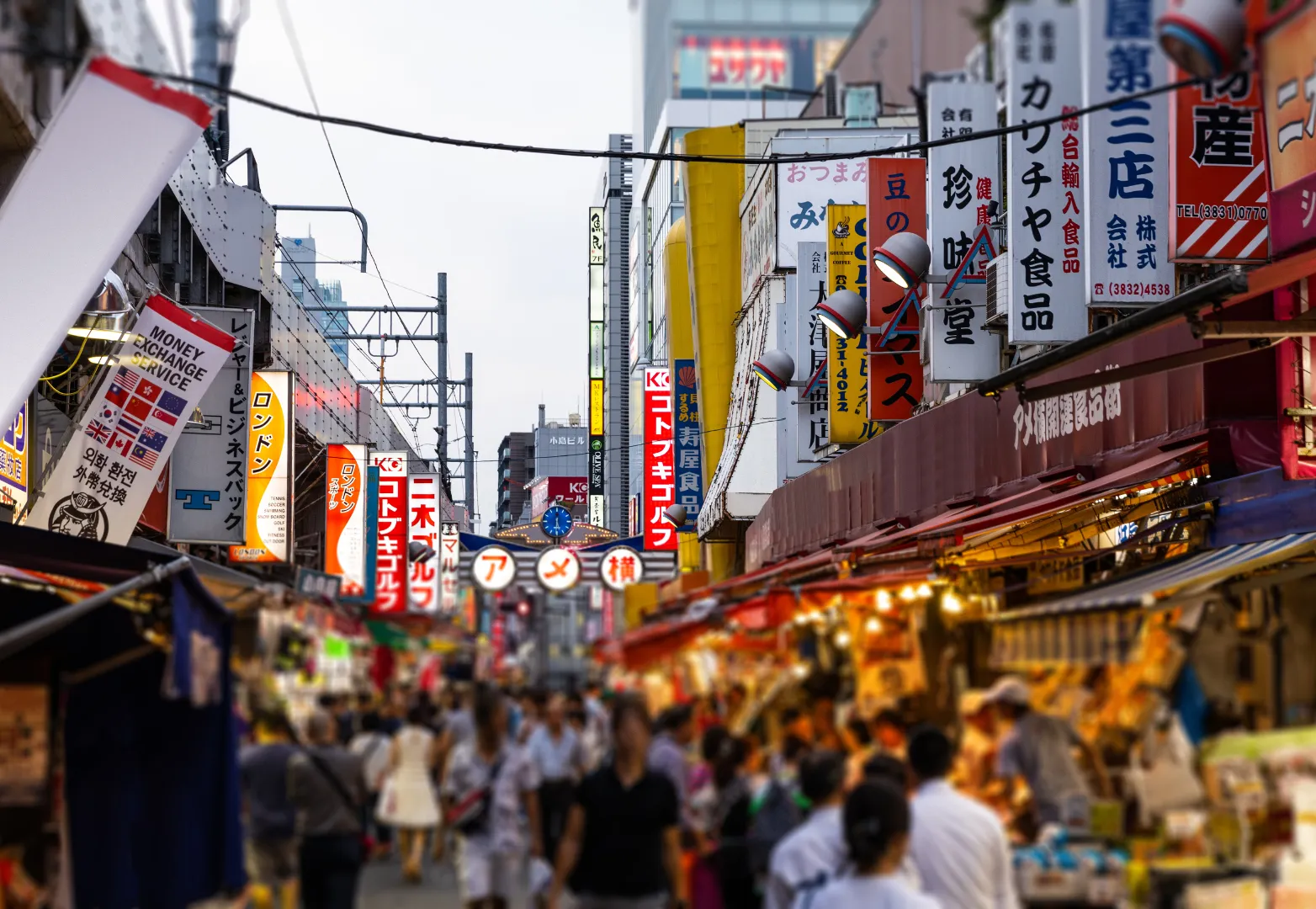 17. ตลาดอาเมโยโกะ (Ameyoko Market)