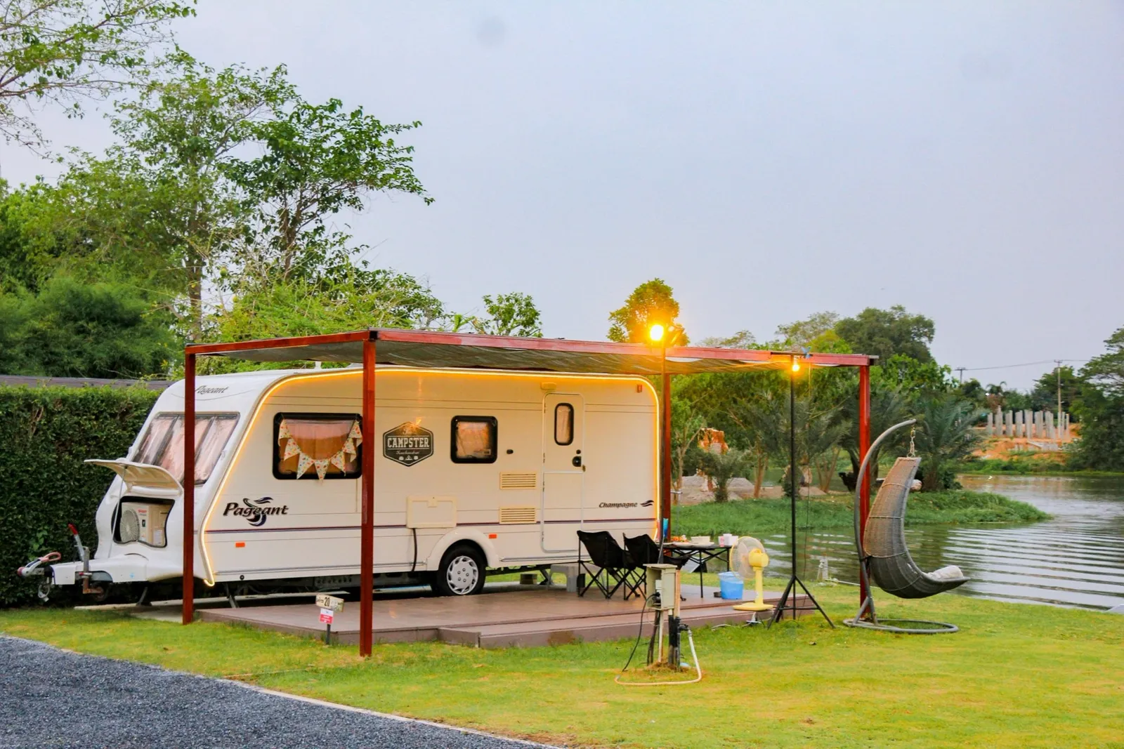 The Campster Kanchanaburi 便利なキャンピングカー駐車場。出典:Campster