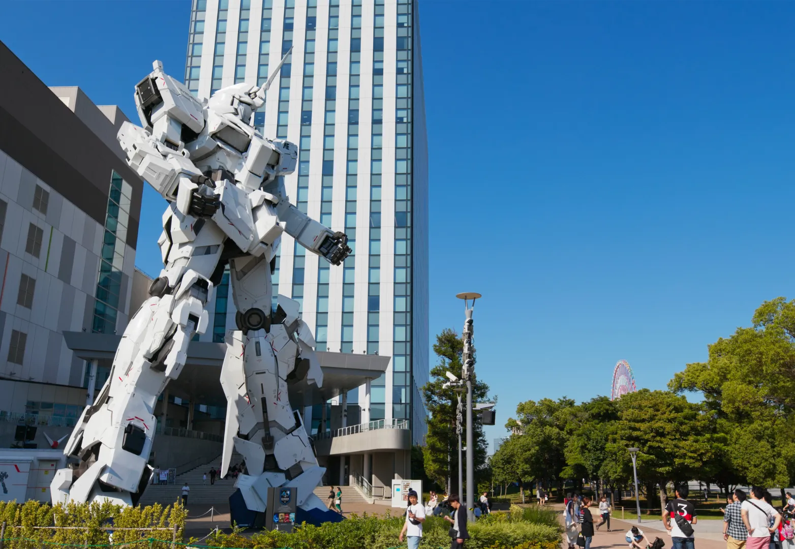 31. รูปปั้นกันดั้ม ยูนิคอร์น (Unicorn Gundam Statue)