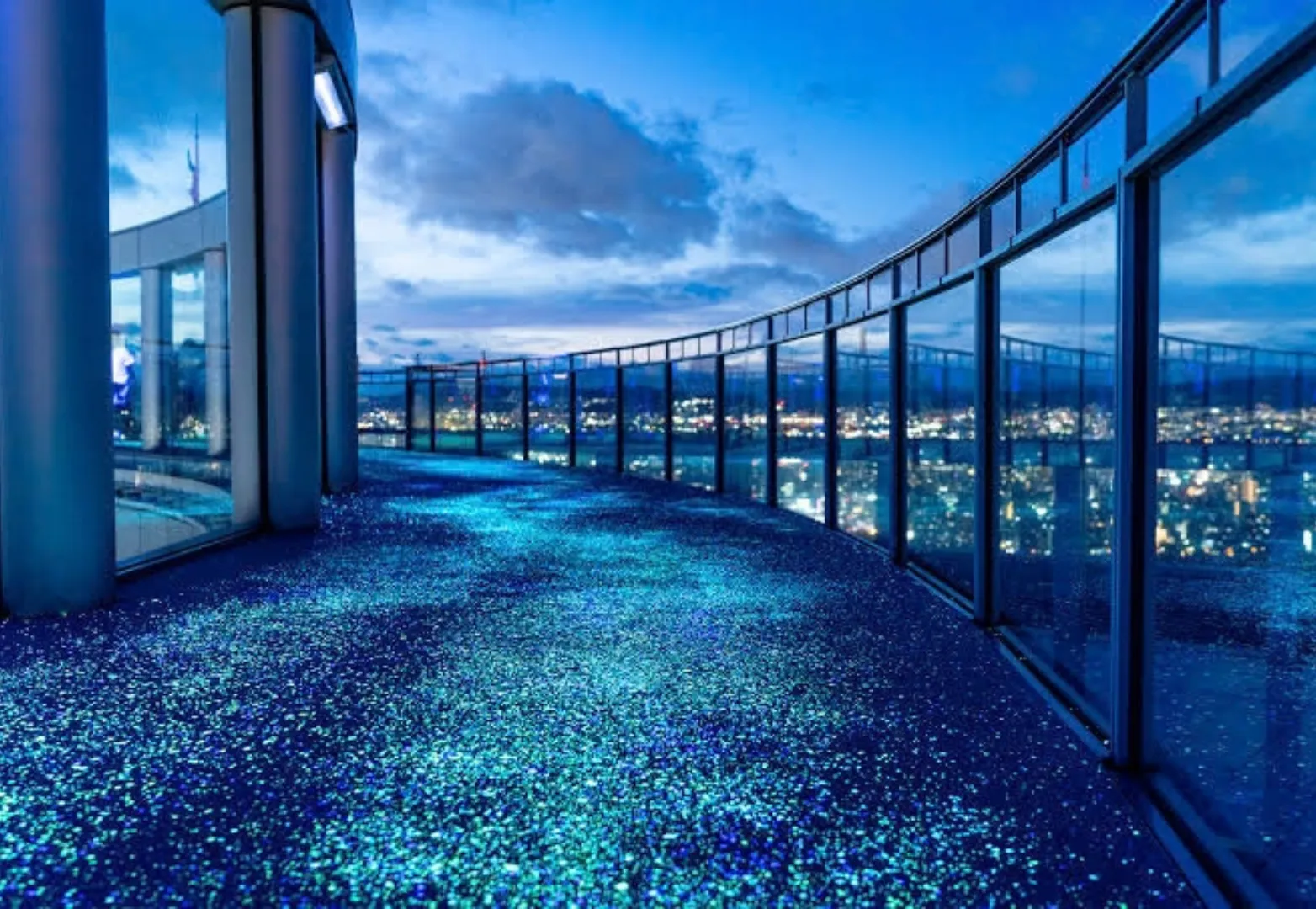 6. ตึกอุมิดะสกาย (Umeda Sky Building)