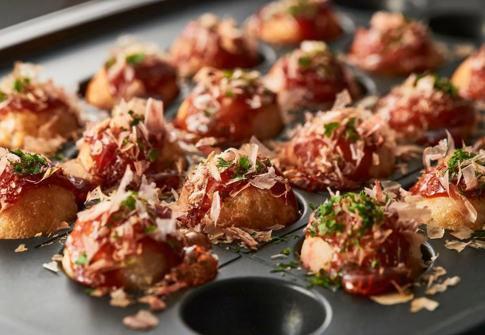 1. Takoyaki Wanaka (ทาโกะยากิ วานากะ) - กรอบนอก นุ่มใน ไส้ทะลัก