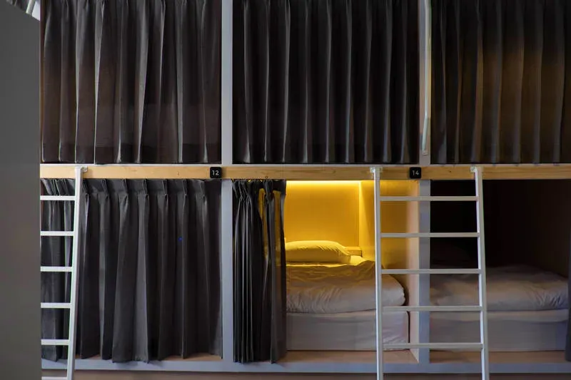 2. MovyLodge Hostel — ที่พักมินิมอลใกล้รถไฟฟ้า