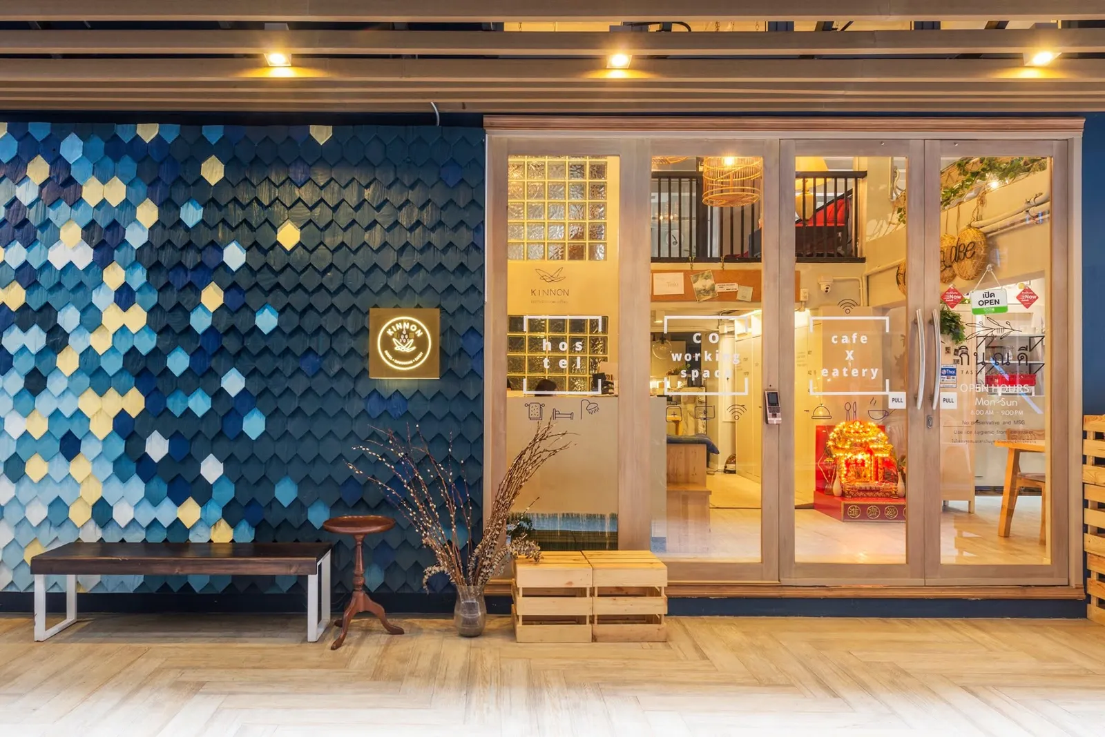Alt Text: Kinnon Deluxe Hostel Coworking Cafe ที่พักสไตล์โฮสเทลพร้อมคาเฟ่และพื้นที่ทำงานในย่านสีลม กรุงเทพมหานคร